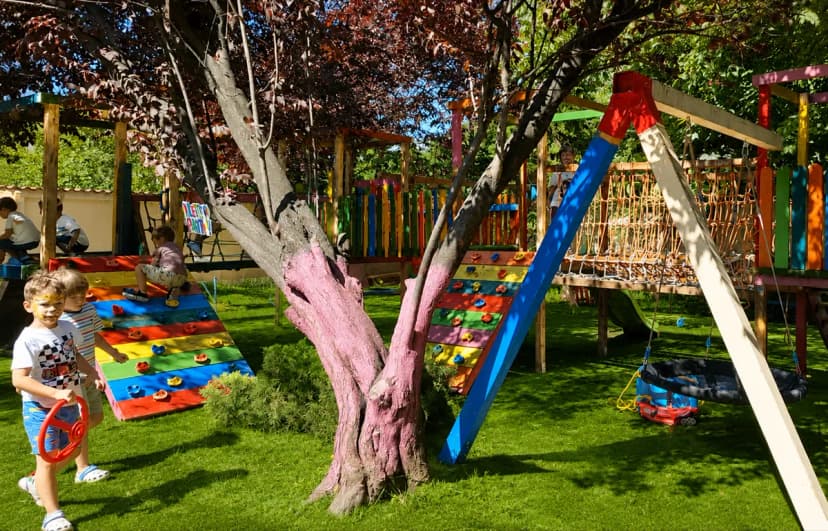 Curtea grădiniței Mica and Kids din Popești Leordeni — spațiu verde pentru joacă și învățare