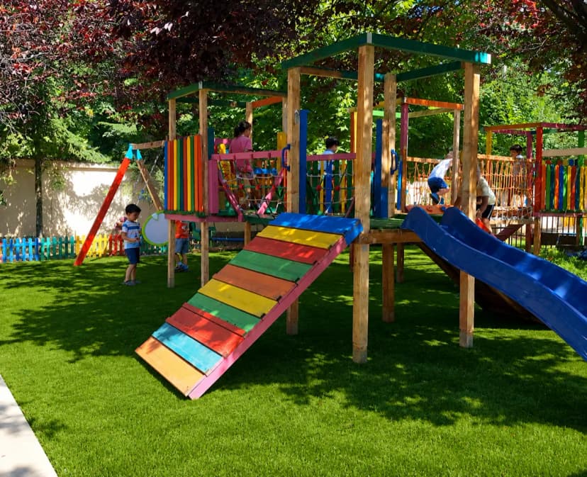 Copii jucându-se în aer liber la grădinița Mica and Kids din Popești Leordeni, Ilfov