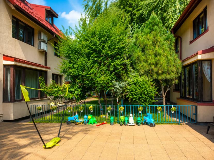 Exteriorul grădiniței Mica and Kids din Popești Leordeni — curte și spațiu verde pentru copii