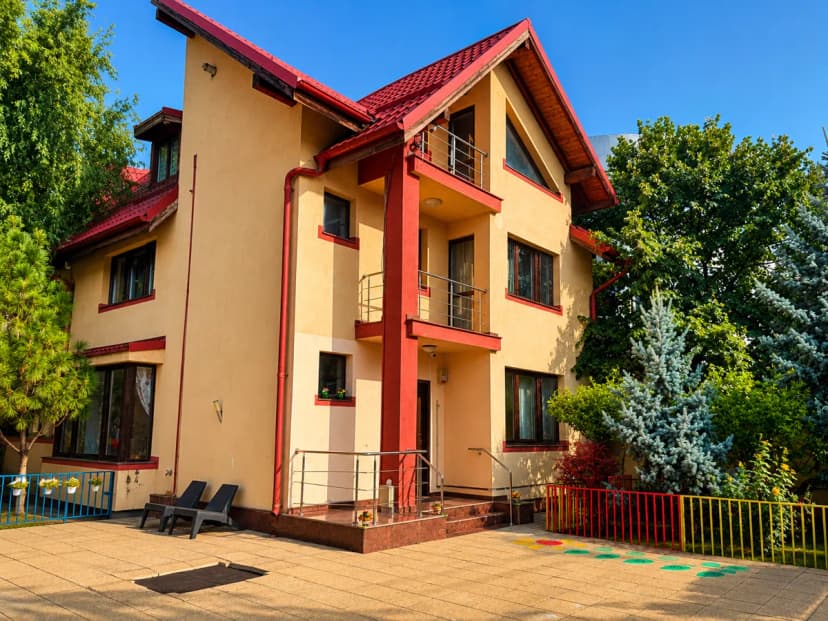Curtea exterioară a grădiniței Mica and Kids din Popești Leordeni — zonă de joacă în aer liber